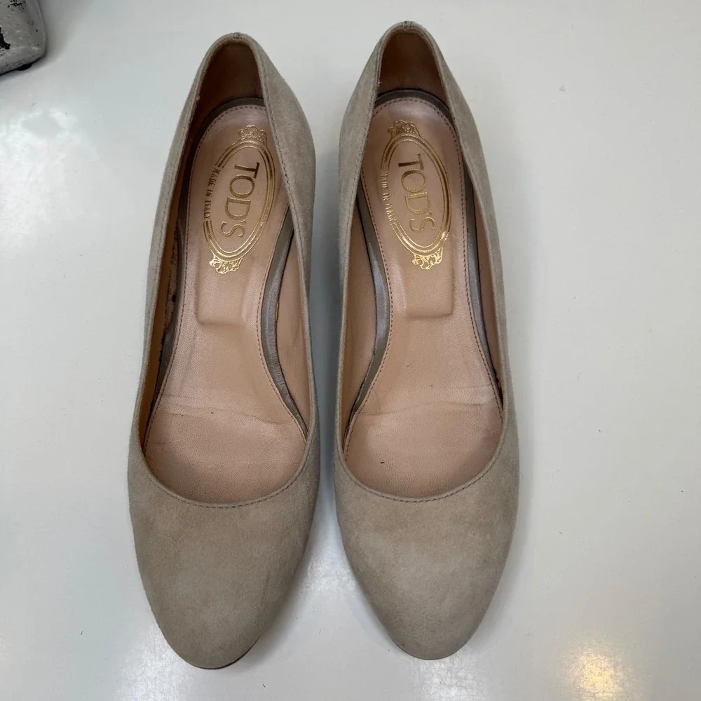 Tod's Wedge Pumps Womens Beige Suede Round Toe Italian Luxury Classic 37.5/7.5